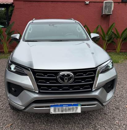 TOYOTA HILUX SW4 2.8 D-4D TURBO DIESEL SRX 7L 4X4 AUTOMÁTICO TOYOTA HILUX SW4 2.8 D-4D TURBO DIESEL SRX 7L 4X4 AUTOMÁTICO